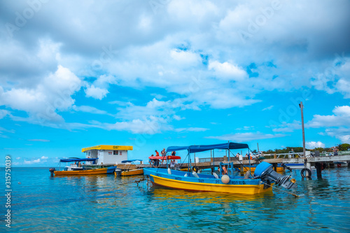 Roatán, Honduras »; January 2020: Taxi boats in West End on Roatán Island