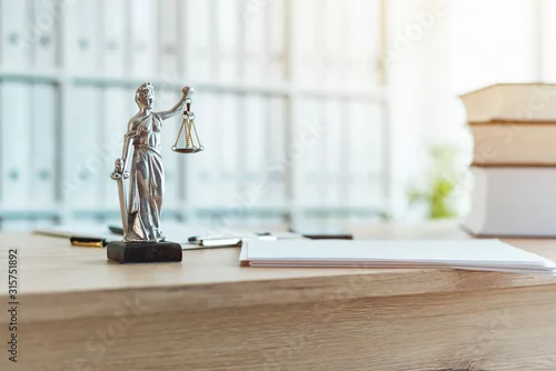 Obraz Lady Sprawiedliwości statua w biurze kancelarii prawnej