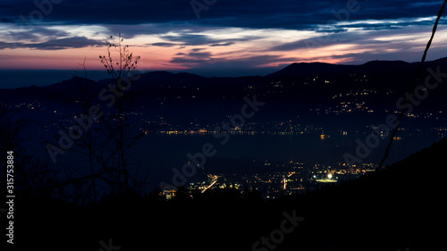 Lago Maggiore e Verbania fotografati al tramonto da Premeno (VB), Piemonte, Italia.
