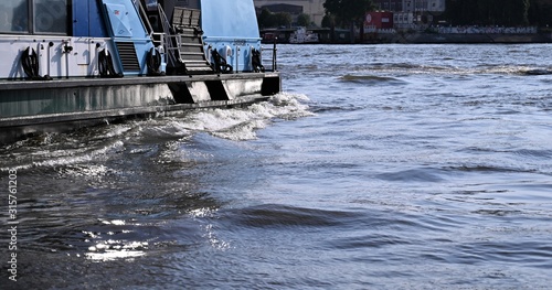 Wellen im Wasser auf der Elbe im Hamburger Hafen durch die ein Schiff fährt