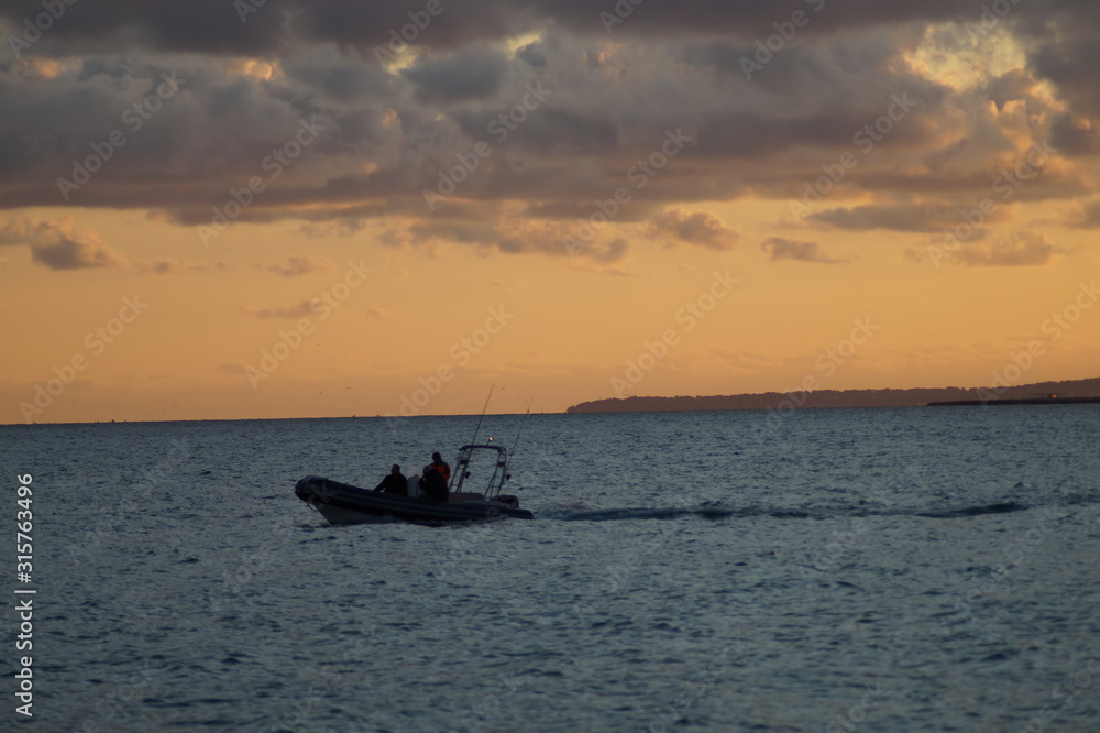 Sportboot in der Engelsbucht in Nizza bei Sonnenuntergang