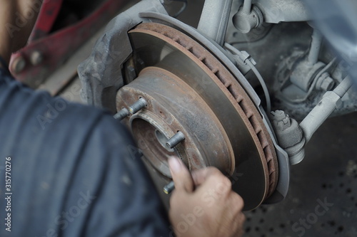 Car's disc brake details