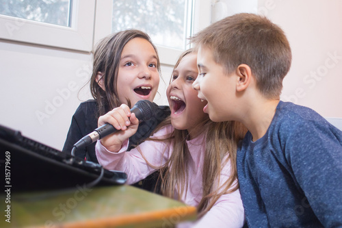 Quadro em tela children singing karaoke together