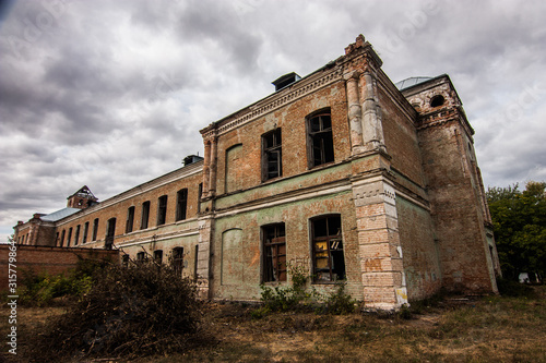 Obraz na płótnie Abandoned building of Zlatopil gymnasium, Kropyvnytskyi, Ukraine w salonie