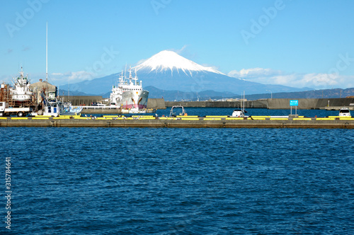小川港の富士山 © 小澤（オザワ）恵右（ケイスケ）