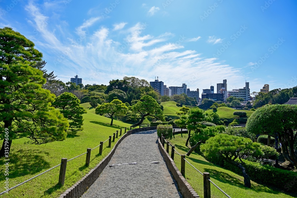 ビルに囲まれた日本庭園の情景