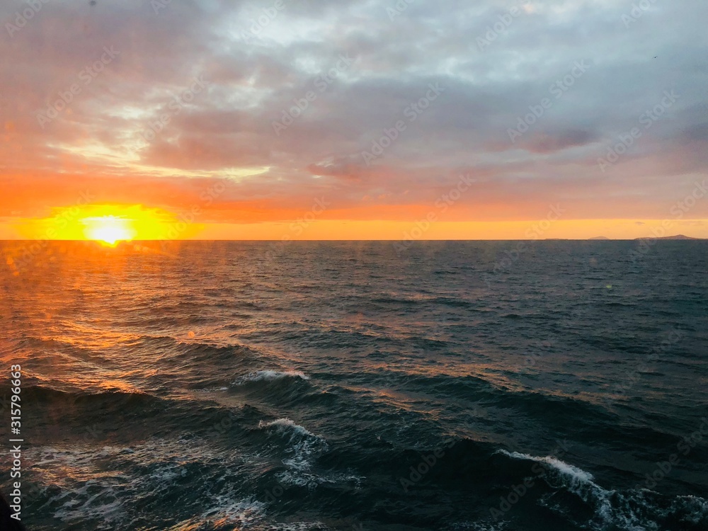 Pôr-do-sol sob o mar