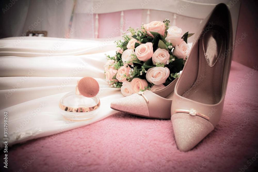 Foto de Sapatos com o buque e vestido de noiva sobre a cama do Stock |  Adobe Stock
