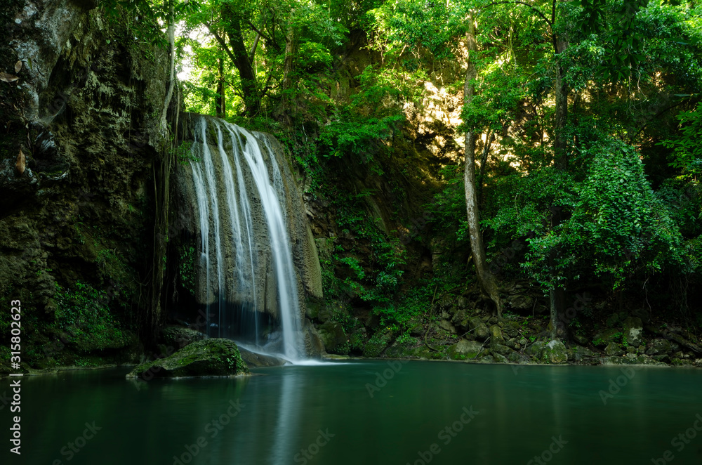 Naklejka premium Piękny wodospad w porze deszczowej