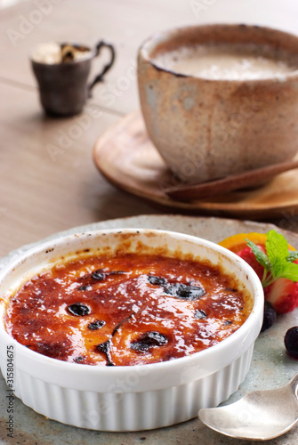 白い器に乗ったクリームブリュレとコーヒーでのんびりカフェタイム