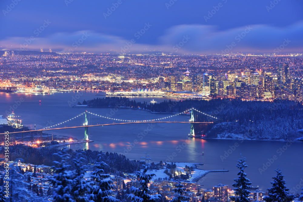 Obraz premium Lions Gate Bridge and Downtown Vancouver in winter with snow