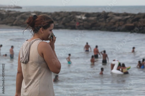 Celular y llamada en el mar