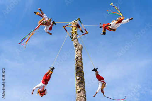 Los voladores de Papantla realizan su espectáculo en el pueblo mágico de Tequila Jalisco. photo