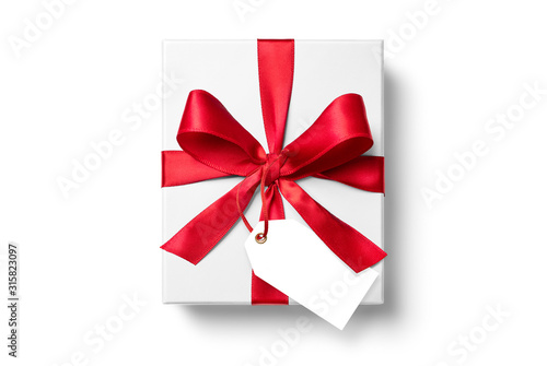 白いタグ付きの、リボンをかけたプレゼントボックス © hanahal
