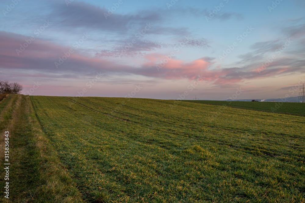 Sonnenaufgang über den Feldern