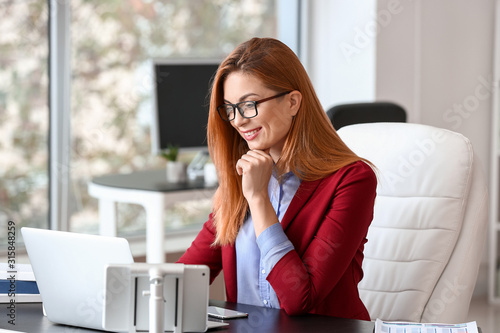 Beautiful businesswoman wor...