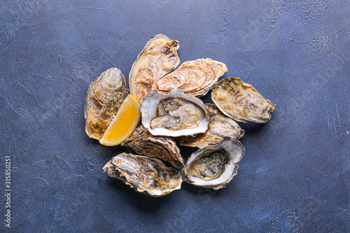 Fresh raw oysters with a le...