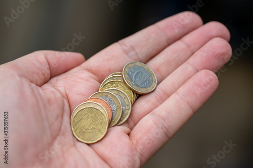 Mano con monedas de euro