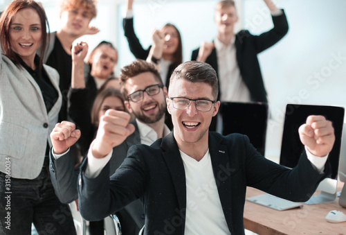 Foto leader and happy business team showing their success.