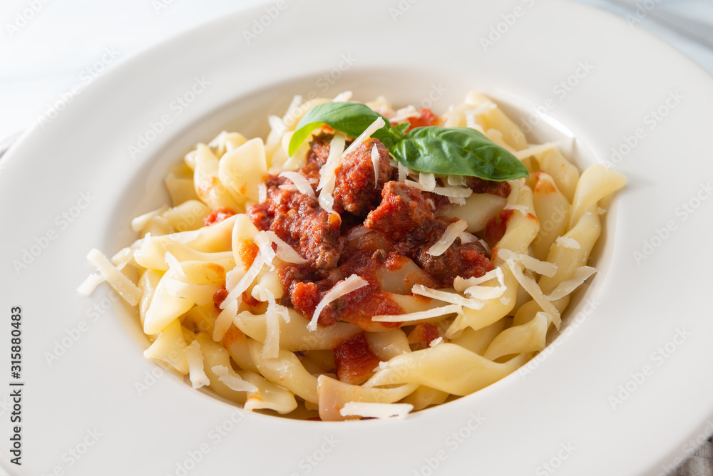 Piatto di trofie caserecce con ragu alla bolognese, Cucina italiana Piatto di trofie caserecce con ragu alla bolognese, Cucina italiana