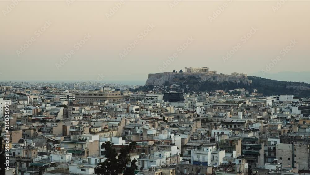 Atenas con la acropolis a la distancia en un día de verano Atenas con la acropolis a la distancia en un día de verano