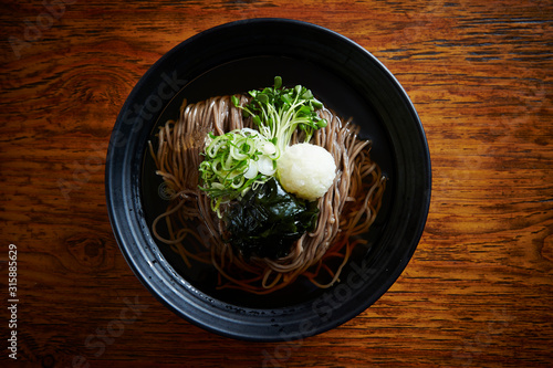 Foto Korean cold soba noodle soup