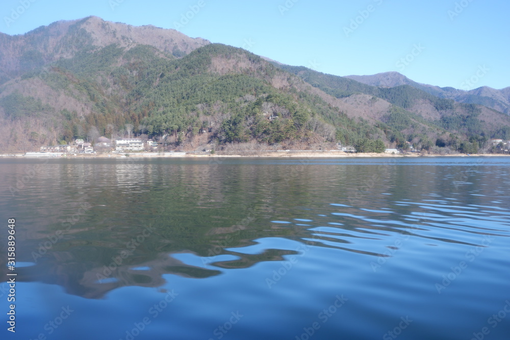 Fototapeta premium 河口湖と山々