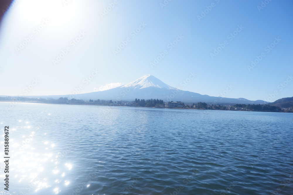 雪の積もった富士山 雪の積もった富士山