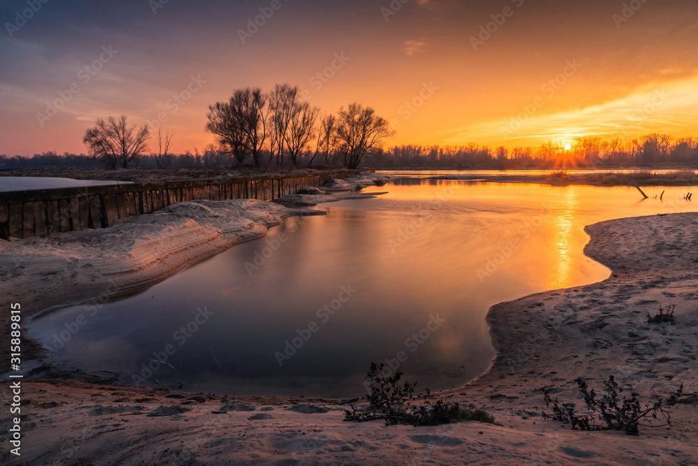 Obraz premium Sunset over the Vistula river near Otwock, Poland