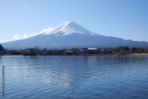 雪の積もった富士山