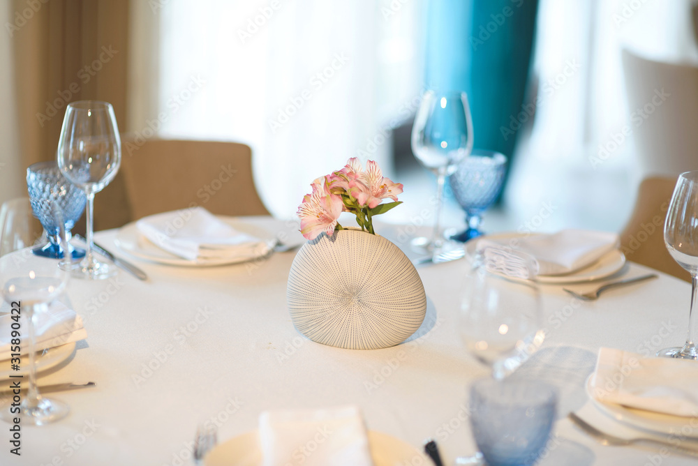 Fototapeta premium modern vase with flowers at restaurant