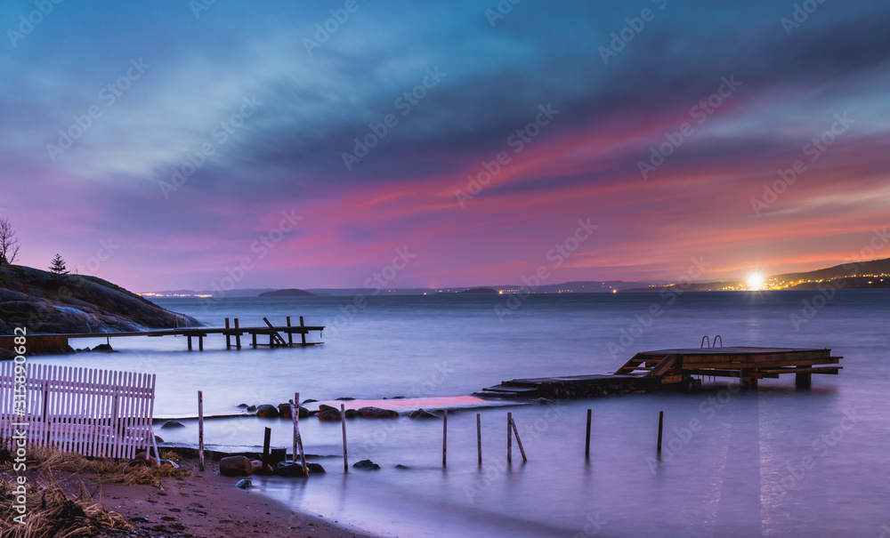 Fototapeta premium Oslofjord, plaża Krokstrand w Son koło Vestby w gminie Viken w Norwegii, Skandynawia, Europa
