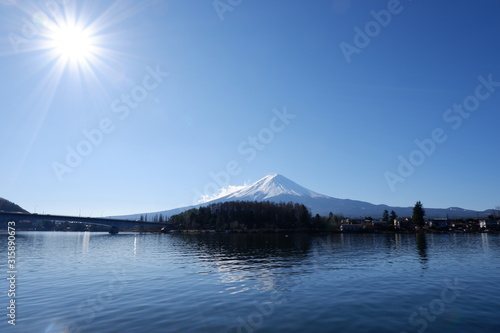 Fototapeta Naklejka Na Ścianę i Meble -  雪の積もった富士山
