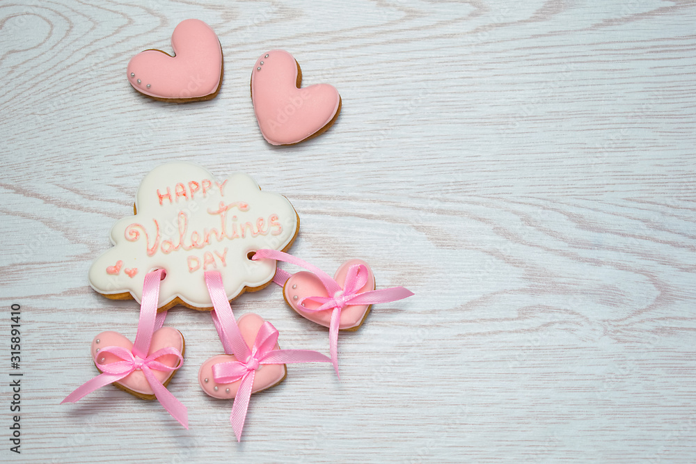 Obraz premium Ginger pink cookies on the white table for Valentine's day. Copy space.