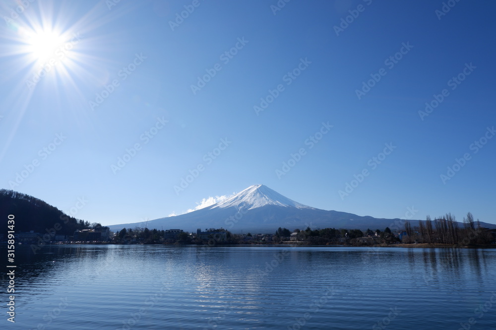 雪の積もった富士山