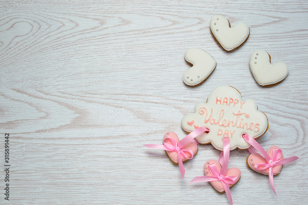 Obraz premium Ginger cookies on the white table. Valentine's day background.