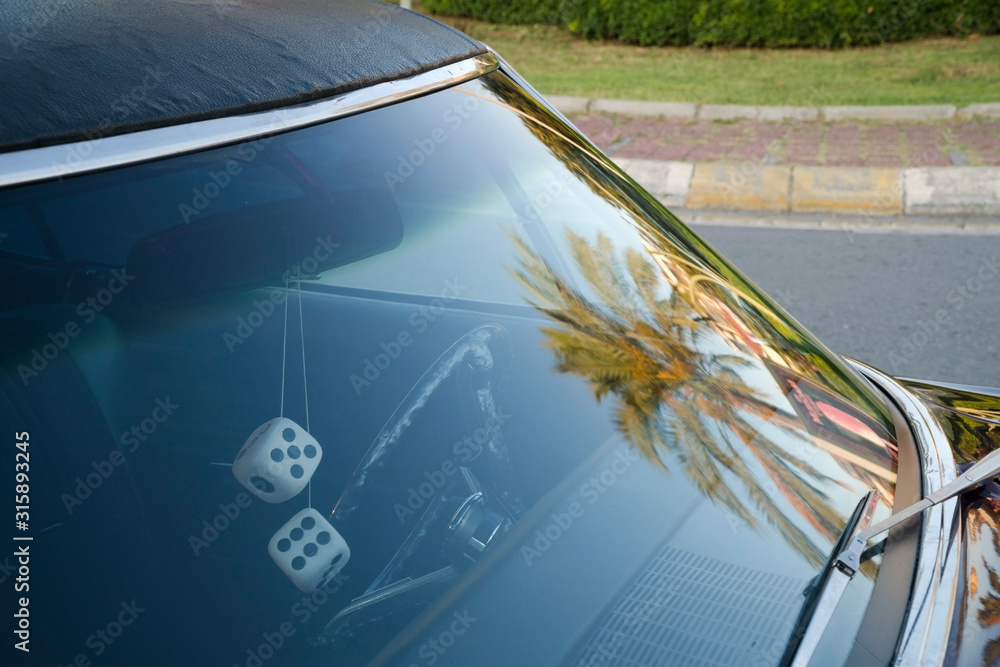 Obraz premium Front window detail of a purple classic american car at street