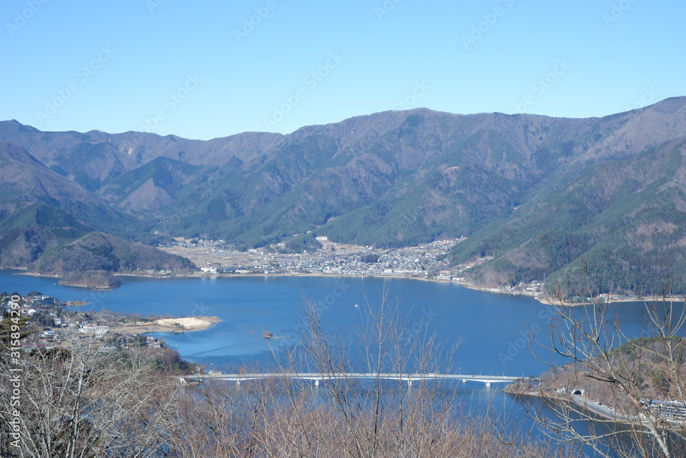 Fototapeta premium 河口湖と山々
