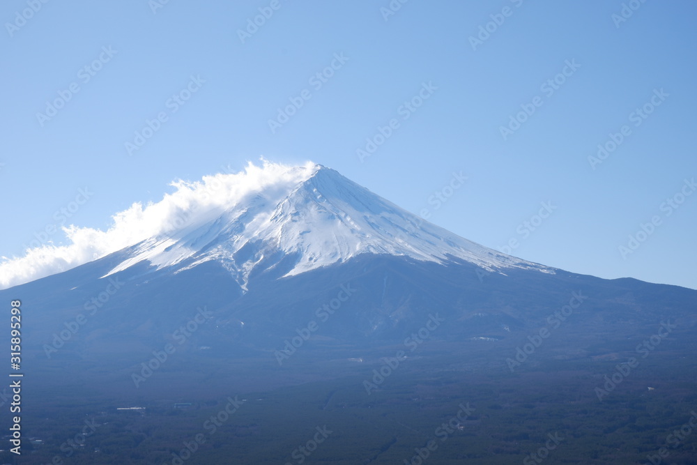 雪の積もった富士山 雪の積もった富士山