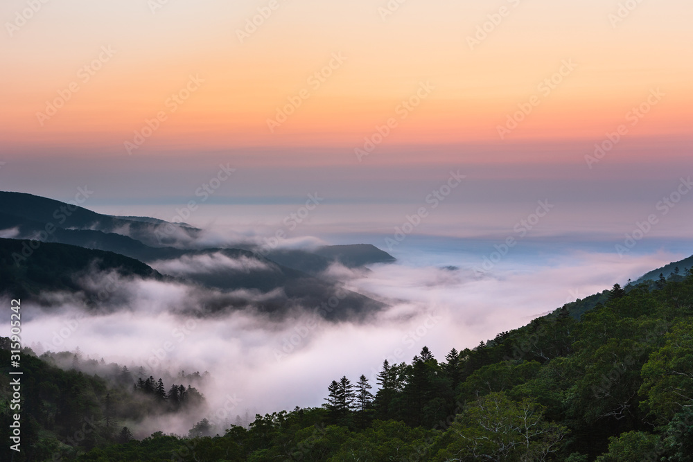 日本・7月の北海道　日勝峠、夜明けの雲海