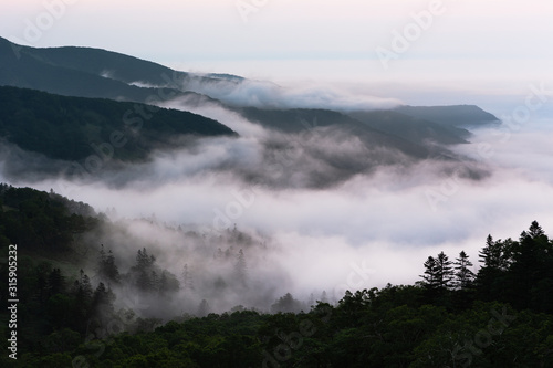 日本・7月の北海道　日勝峠、夜明けの雲海 © Hirayama Toshiya