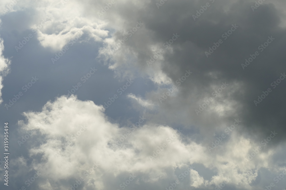 Obraz premium Dunkle und weisse Wolken, Dramatisch bewölkter Himmel