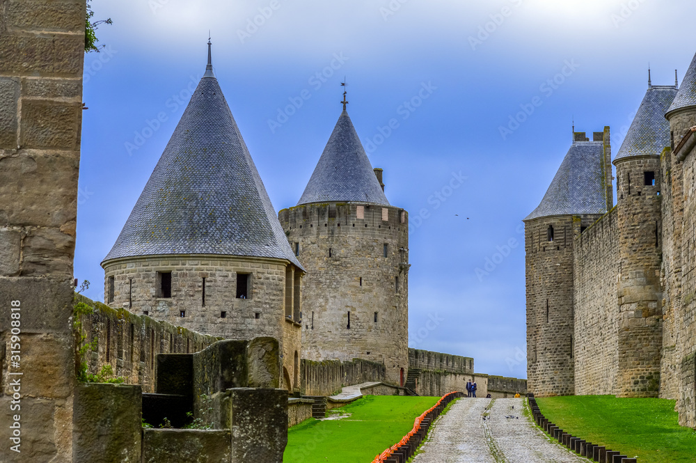 Château et fortifications dans un village provençal