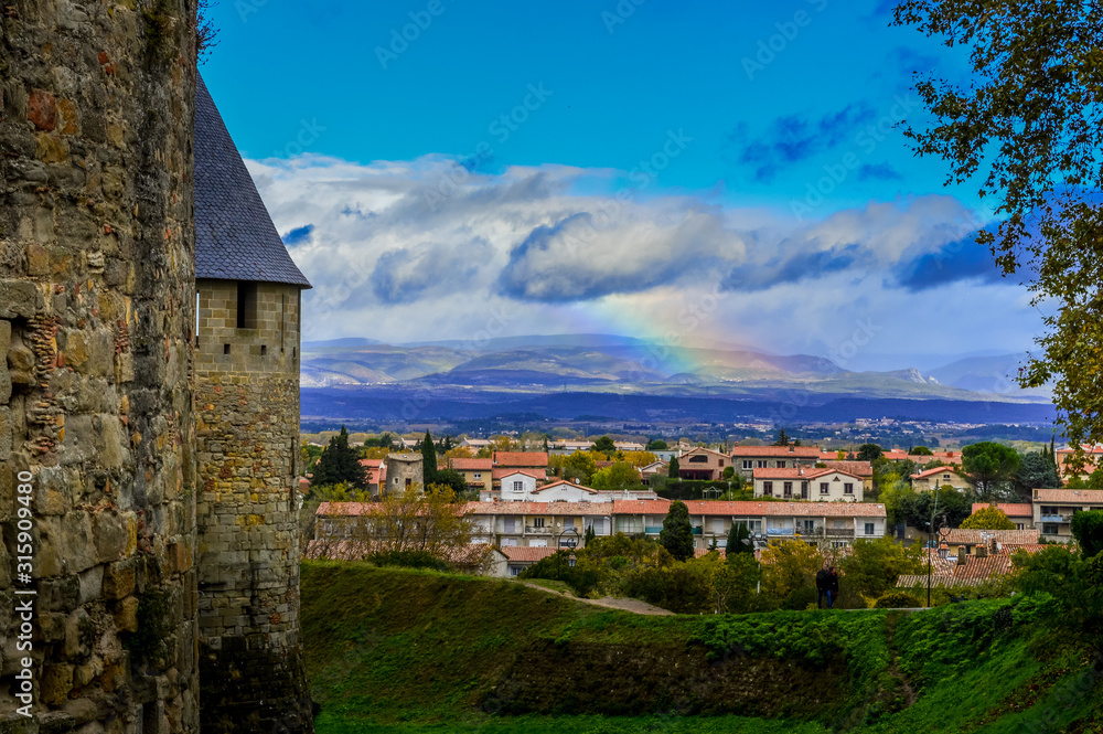 Château et fortifications dans un village provençal