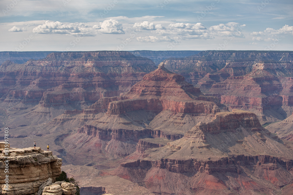 persone di fronte all'immensità del gran canyon nel south rim in Arizona