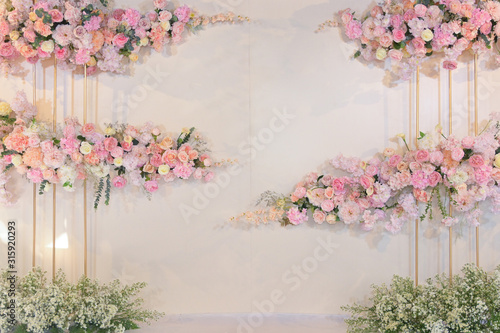 Billede på lærred rose flower decoration on wedding backdrop of design wall background