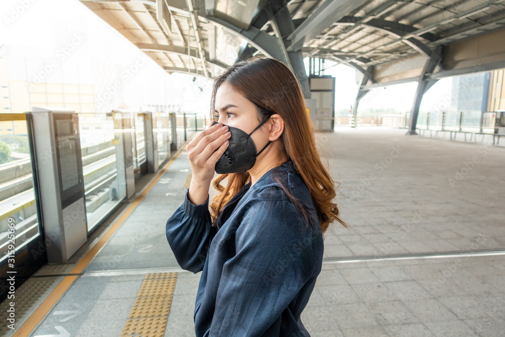 Fototapeta premium Beautiful woman wearing anti dust mask protect air pollution and pm 2.5 on street city