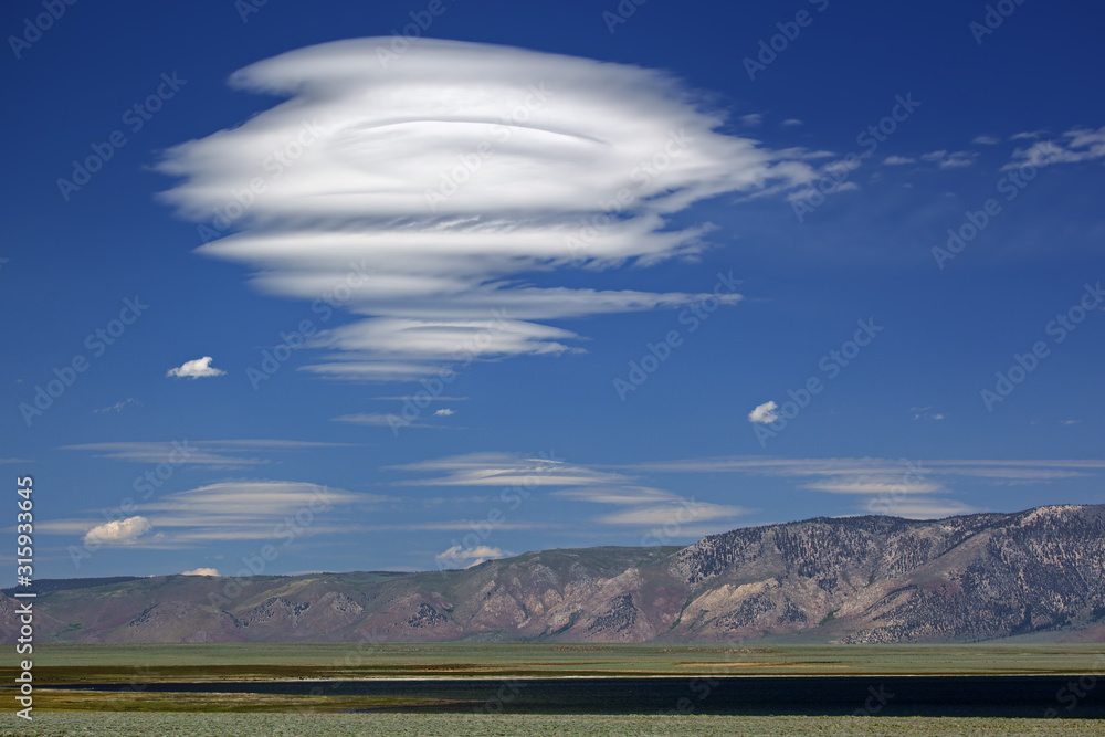 Obraz premium Summer landscape of lenticular clouds floating above the White Mountains, California, USA