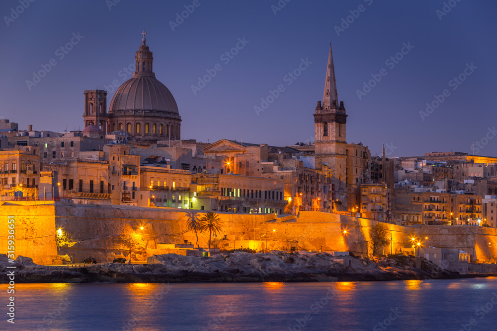 Obraz premium Valletta, the capital of Malta at dawn.
