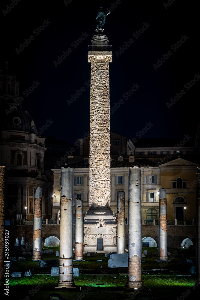 Obraz premium Foro Traiano and Traiano coloumn in the night
